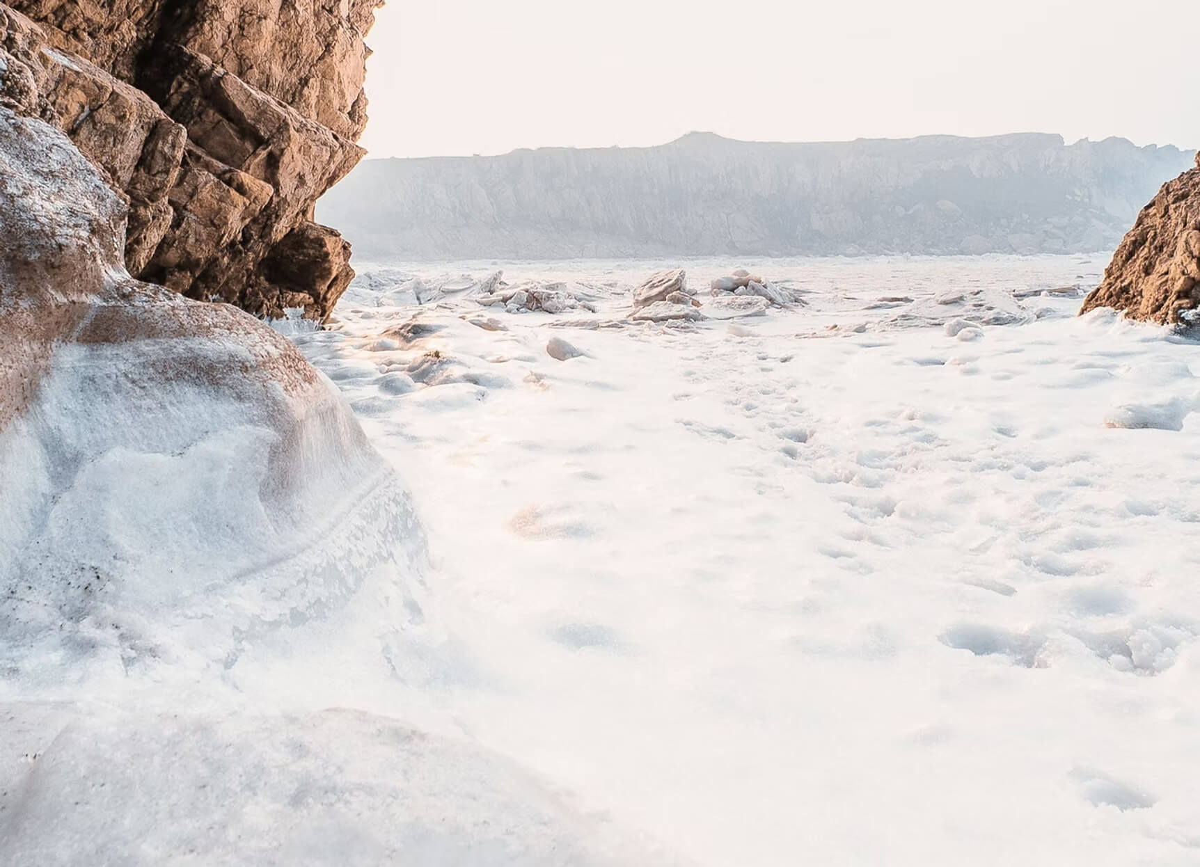 La mer s'engouffre entre deux falaises.